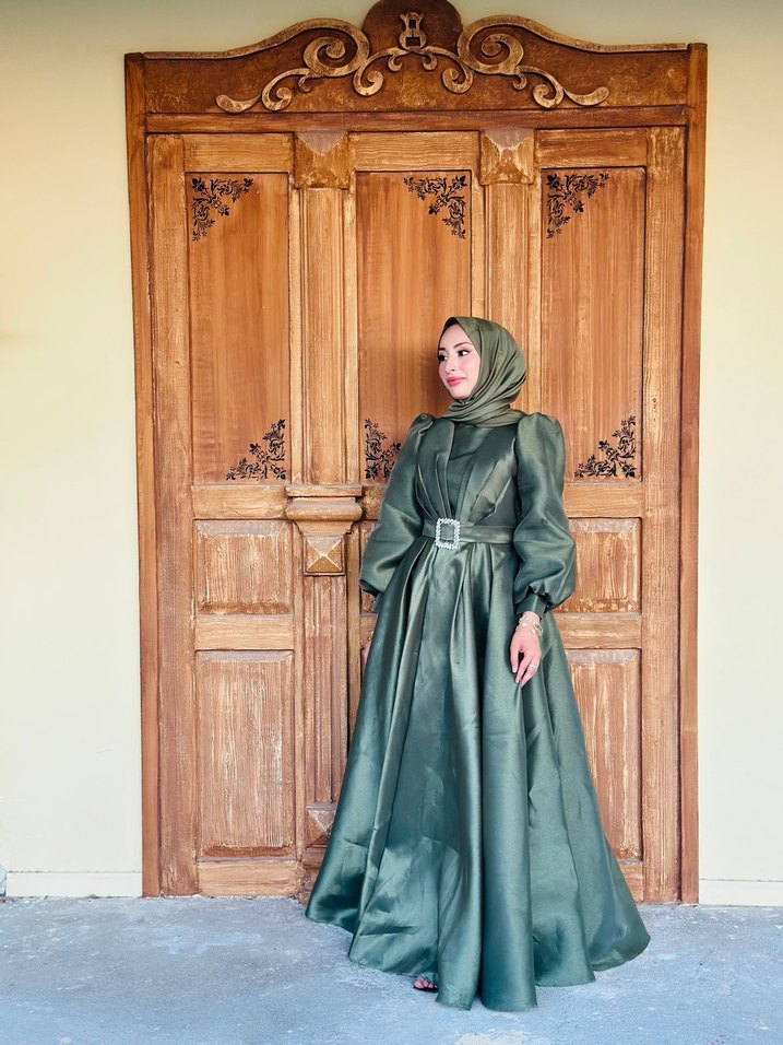 Uzun, Drapeli, Yüksek Yakalı Kadın Abiye - Görsel 2