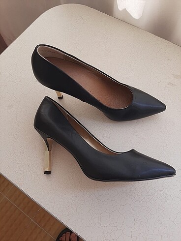 39 Beden 39 numara siyah deri stiletto