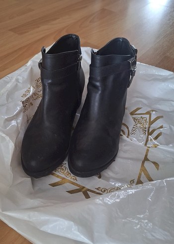 Tokalı Siyah Deri Blok Topuklu Bot - Görsel 3