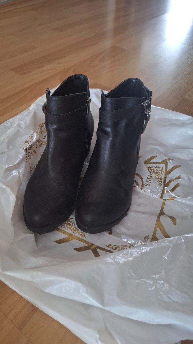 Tokalı Siyah Deri Blok Topuklu Bot - Görsel 3