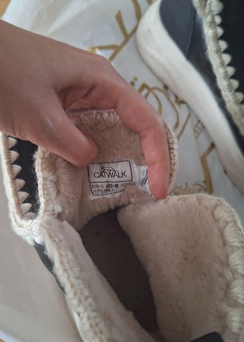 Dantel Detaylı Siyah Deri Kadın Dolgu Topuk Bot - Görsel 3