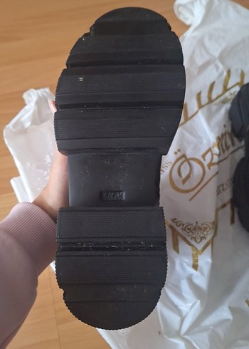 Dantel Detaylı Siyah Deri Kadın Dolgu Topuk Bot - Görsel 5