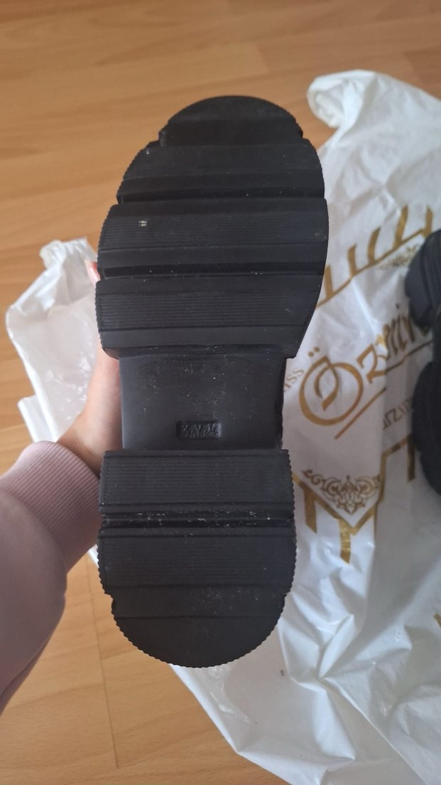 Dantel Detaylı Siyah Deri Kadın Dolgu Topuk Bot - Görsel 5