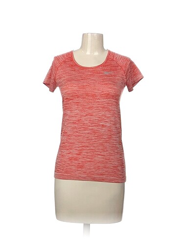 Nike T-shirt %70 İndirimli.