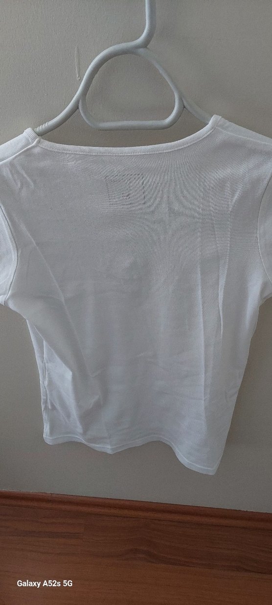 Beyaz V Yaka Kısa Kollu Kadın Tişört - Görsel 3