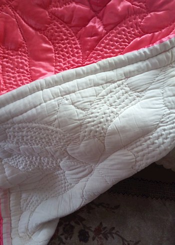 Kırmızı Kabartma Desenli Yorgan - Görsel 3