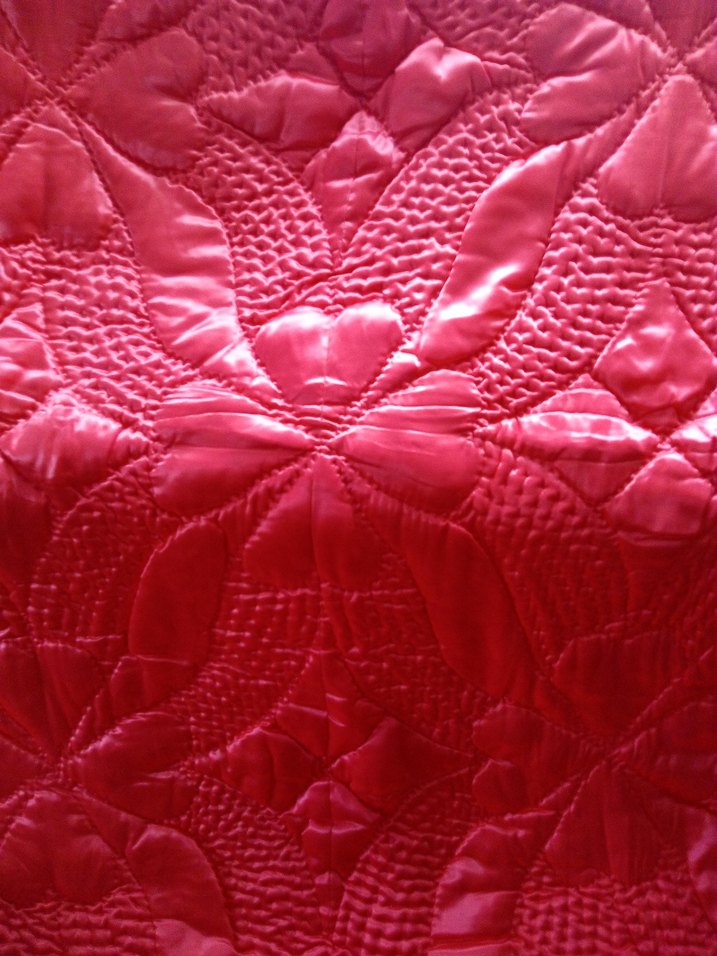 Kırmızı Kabartma Desenli Yorgan - Görsel 2