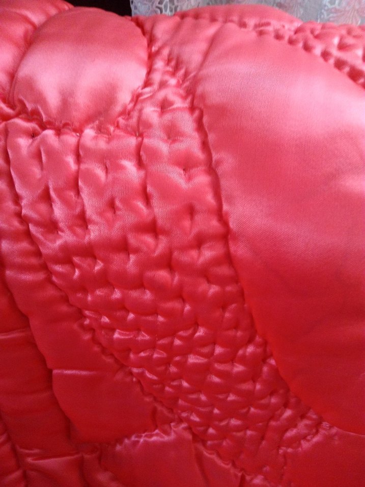 Kırmızı Kabartma Desenli Yorgan - Görsel 4