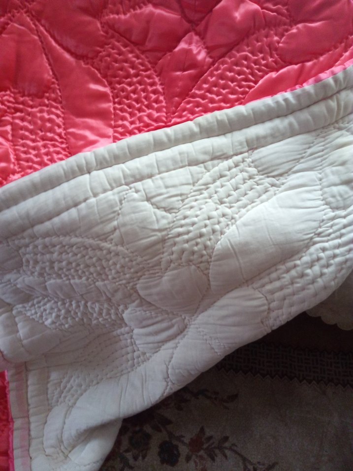 Kırmızı Kabartma Desenli Yorgan - Görsel 3