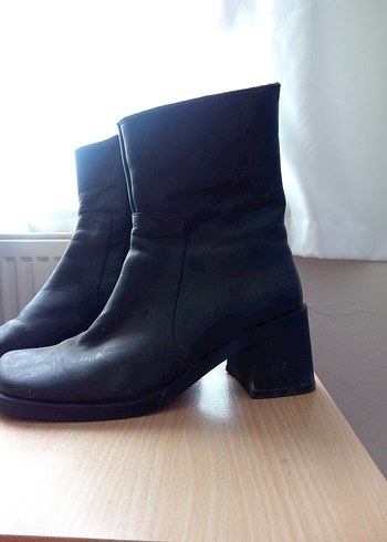 Siyah Deri Kadın Bot - Görsel 2