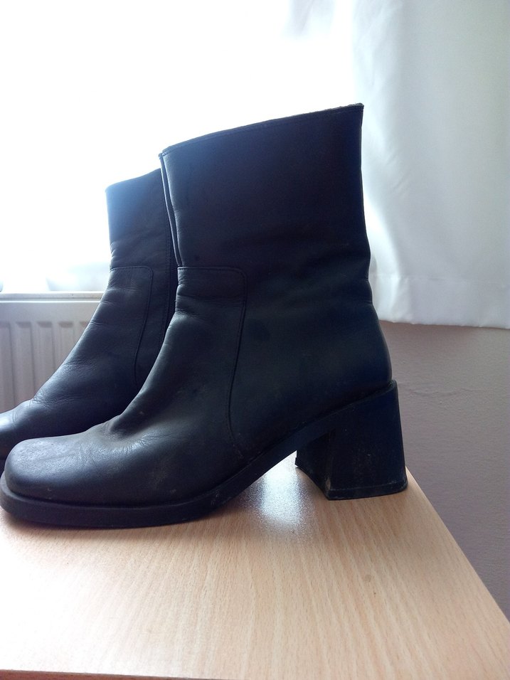 Siyah Deri Kadın Bot - Görsel 2