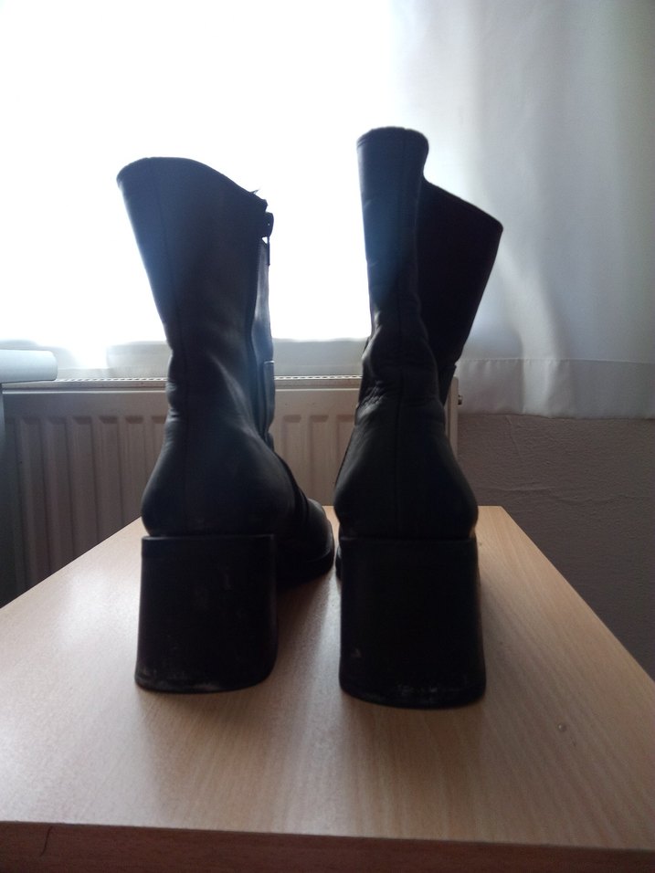 Siyah Deri Kadın Bot - Görsel 3