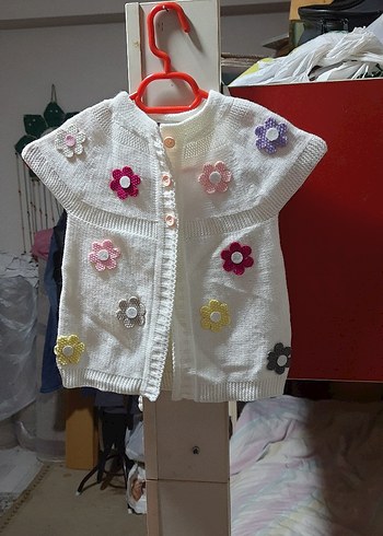 Çiçek İşlemeli Beyaz Kız Çocuk Kolsuz Hırka - Görsel 3