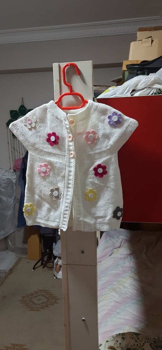 Çiçek İşlemeli Beyaz Kız Çocuk Kolsuz Hırka - Görsel 3