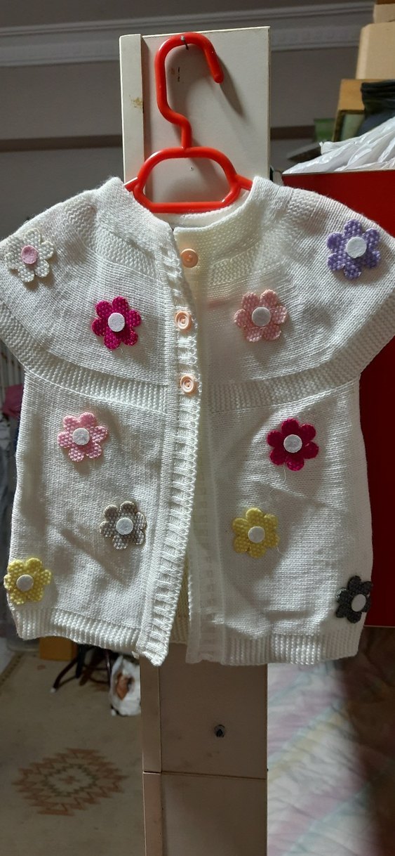 Çiçek İşlemeli Beyaz Kız Çocuk Kolsuz Hırka - Görsel 2