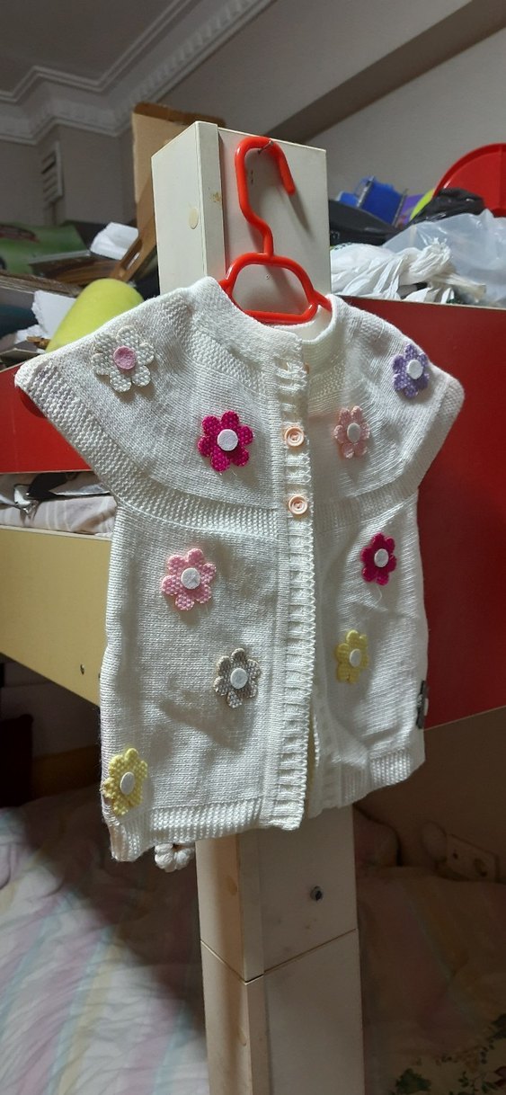 Çiçek İşlemeli Beyaz Kız Çocuk Kolsuz Hırka - Görsel 4