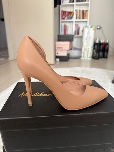 Neslihan Canpolat Nude stiletto