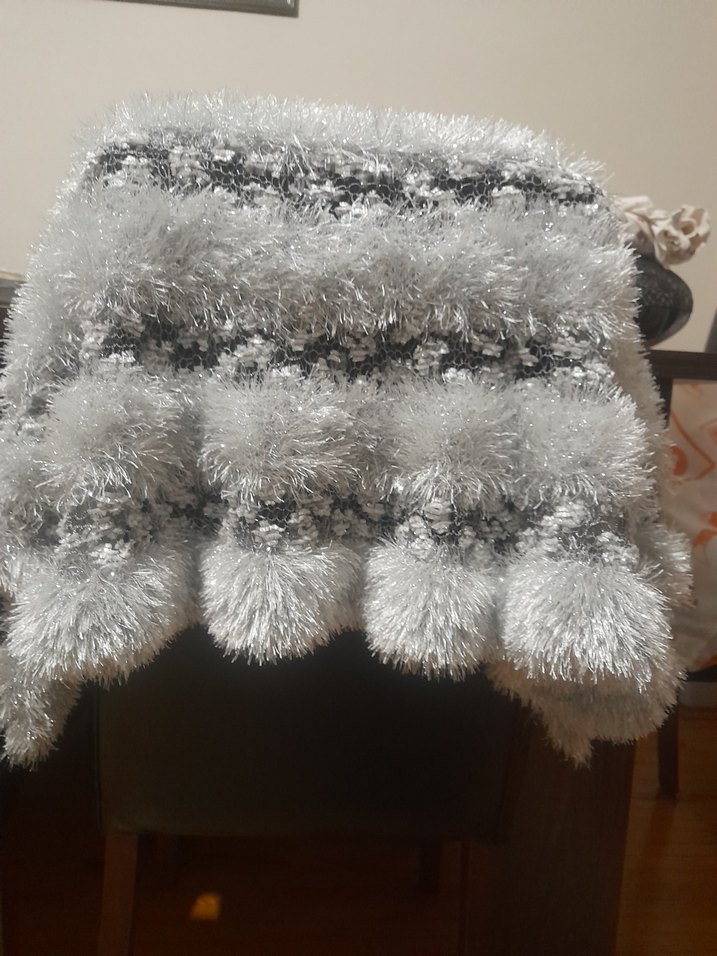 Gri Tüylü Kadın şal - Görsel 5