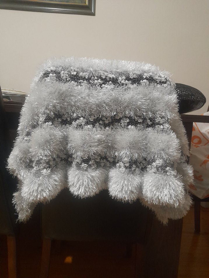 Gri Tüylü Kadın şal - Görsel 4