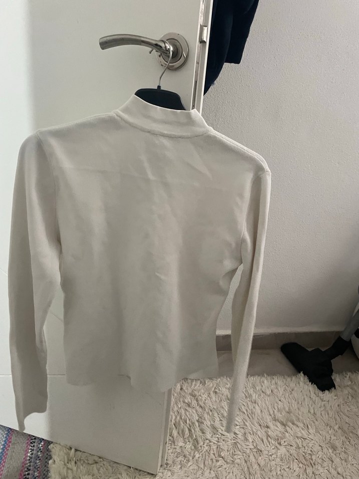 Beyaz Düğmeli Kısa Kadın Hırka - Görsel 3