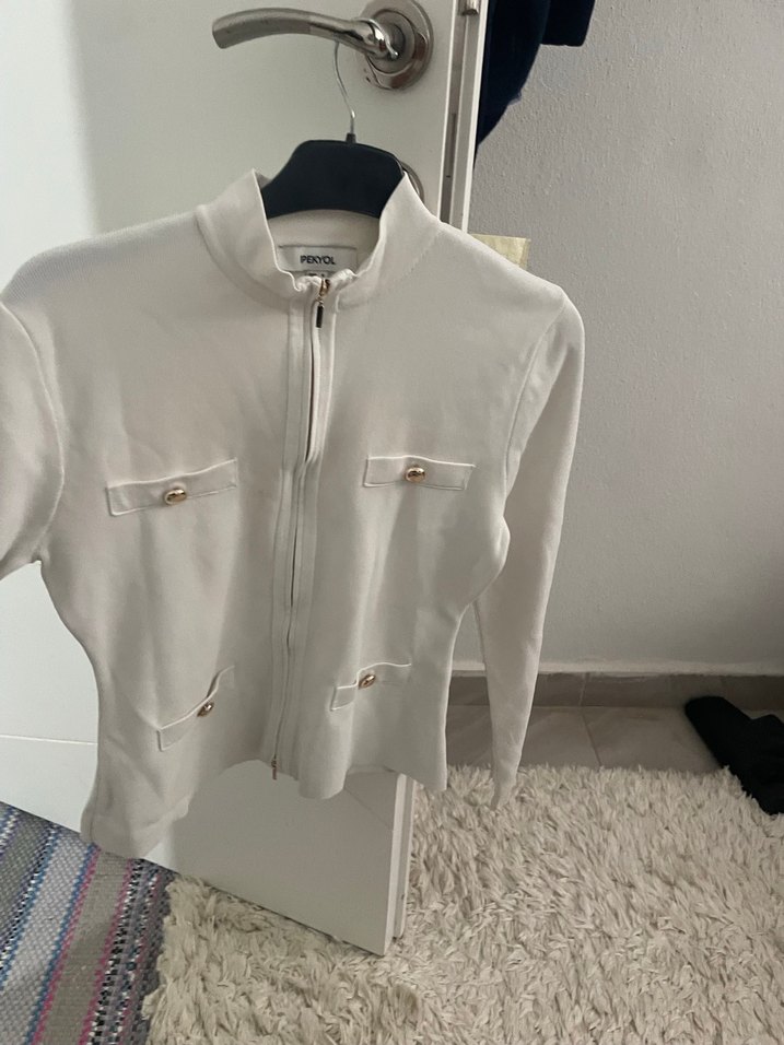 Beyaz Düğmeli Kısa Kadın Hırka - Görsel 2