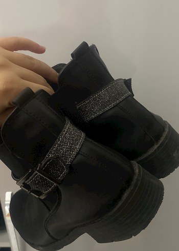 Tokalı Siyah Parlak Deri Gotik Kadın Bot - Görsel 3