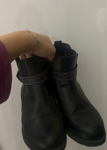 Tokalı Siyah Parlak Deri Gotik Kadın Bot - Görsel 2