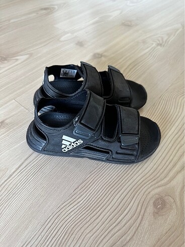 28 Beden siyah Renk Adidas sandalet