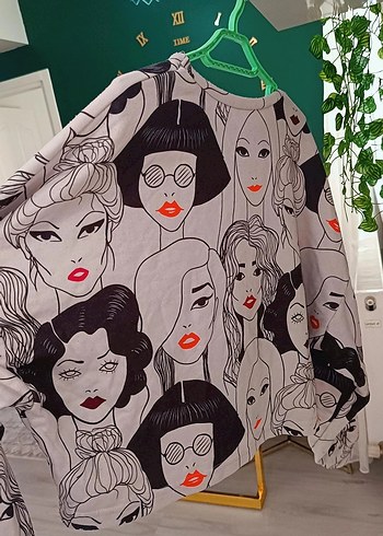 Beyaz tabanlı Renkli Kadın Portreli Sweatshirt