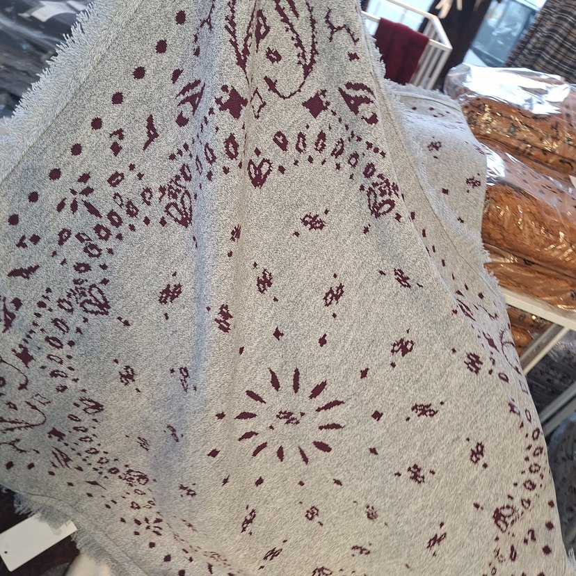 Baskılı gri bordo desenli şal - Görsel 4