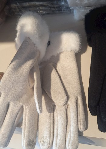 Siyah Kürklü Kadın Eldiveni - Görsel 2