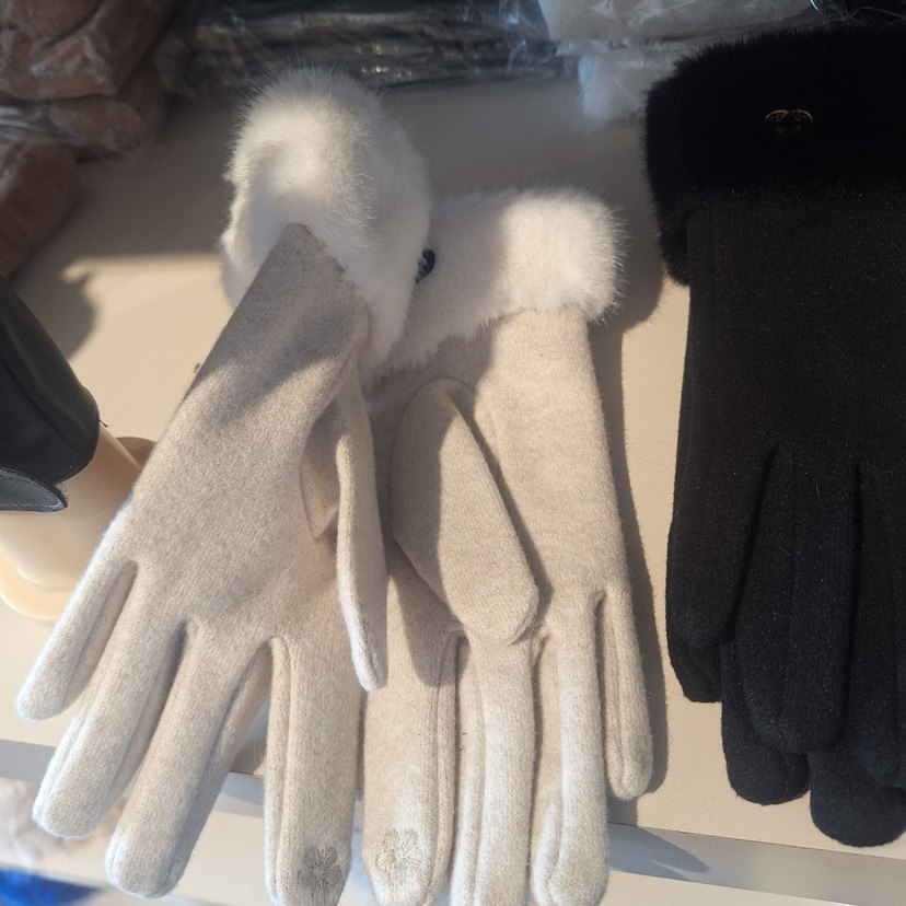 Siyah Kürklü Kadın Eldiveni - Görsel 2