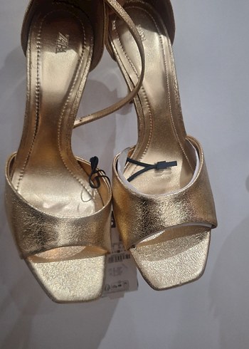 Altın Renkli Kemerli İnce Topuklu Kadın Abiye Ayakkabı - Görsel 2