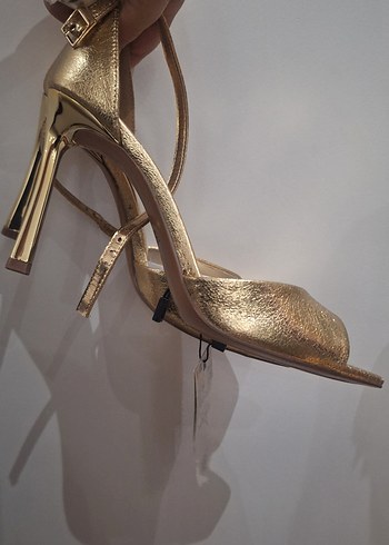 Altın Renkli Kemerli İnce Topuklu Kadın Abiye Ayakkabı - Görsel 5