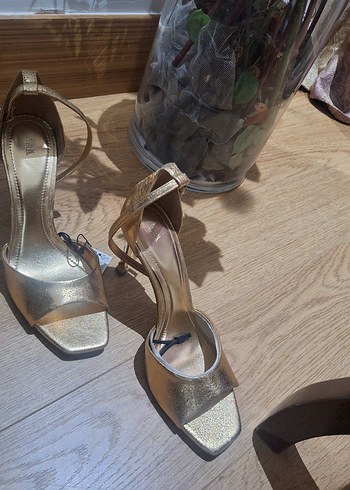 Altın Renkli Kemerli İnce Topuklu Kadın Abiye Ayakkabı - Görsel 4