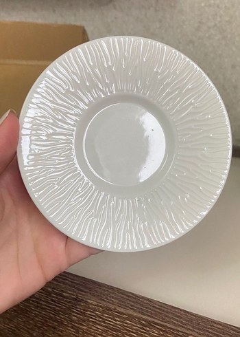 Beyaz Kabartmalı Seramik Fincan ve Tabak - Görsel 2