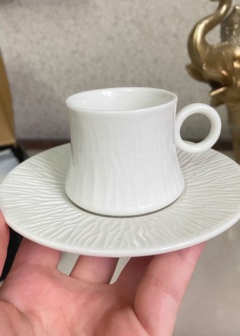 Beyaz Kabartmalı Seramik Fincan ve Tabak - Görsel 3