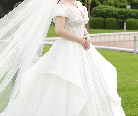 Dantel ve boncuk işlemeli gelinlik - Görsel 3