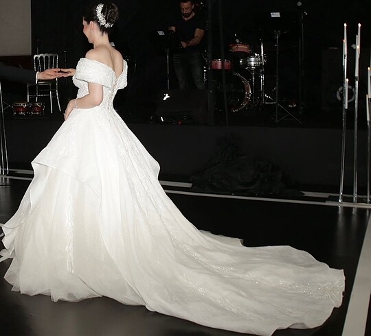 Dantel ve boncuk işlemeli gelinlik - Görsel 4