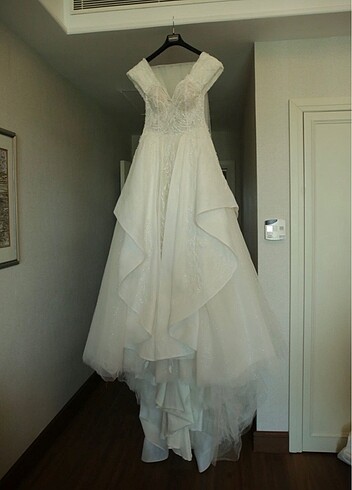 Dantel ve boncuk işlemeli gelinlik - Görsel 6