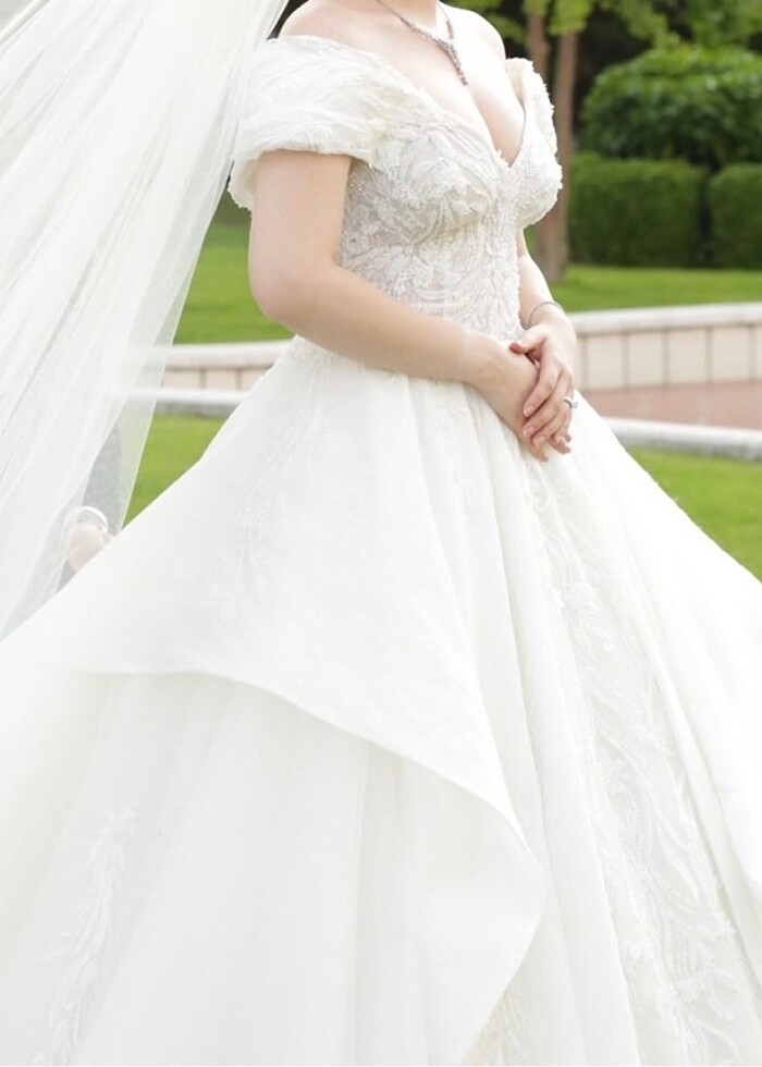 Dantel ve boncuk işlemeli gelinlik - Görsel 3