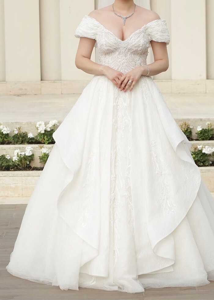 Dantel ve boncuk işlemeli gelinlik - Görsel 2