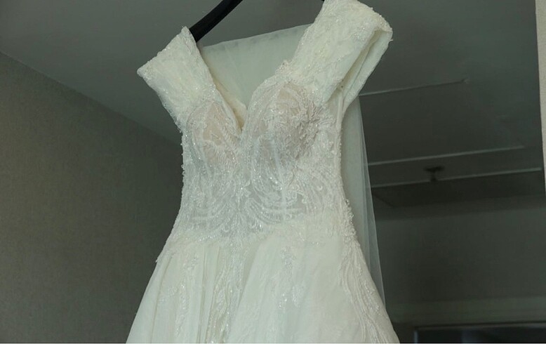 Dantelle ve boncuk işlemeli gelinlik - Görsel 6