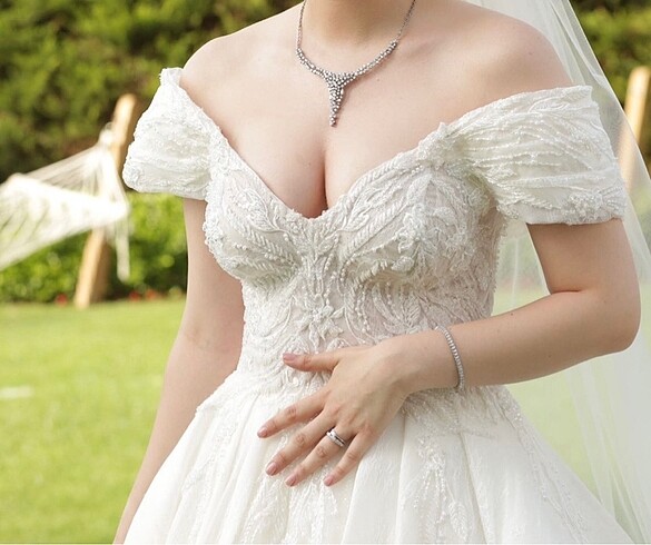 Dantelle ve boncuk işlemeli gelinlik - Görsel 2