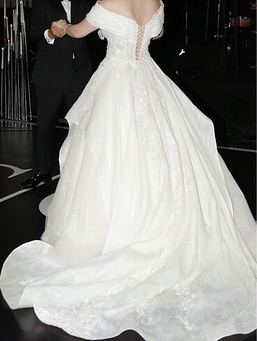 Dantelle ve boncuk işlemeli gelinlik - Görsel 5