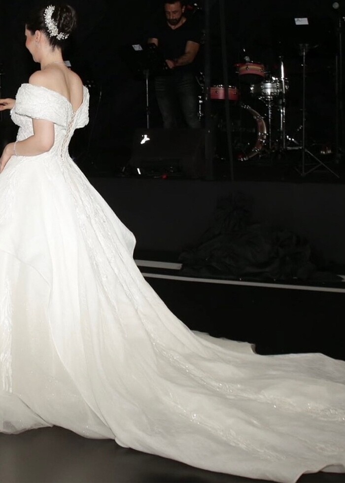 Dantelle ve boncuk işlemeli gelinlik - Görsel 4