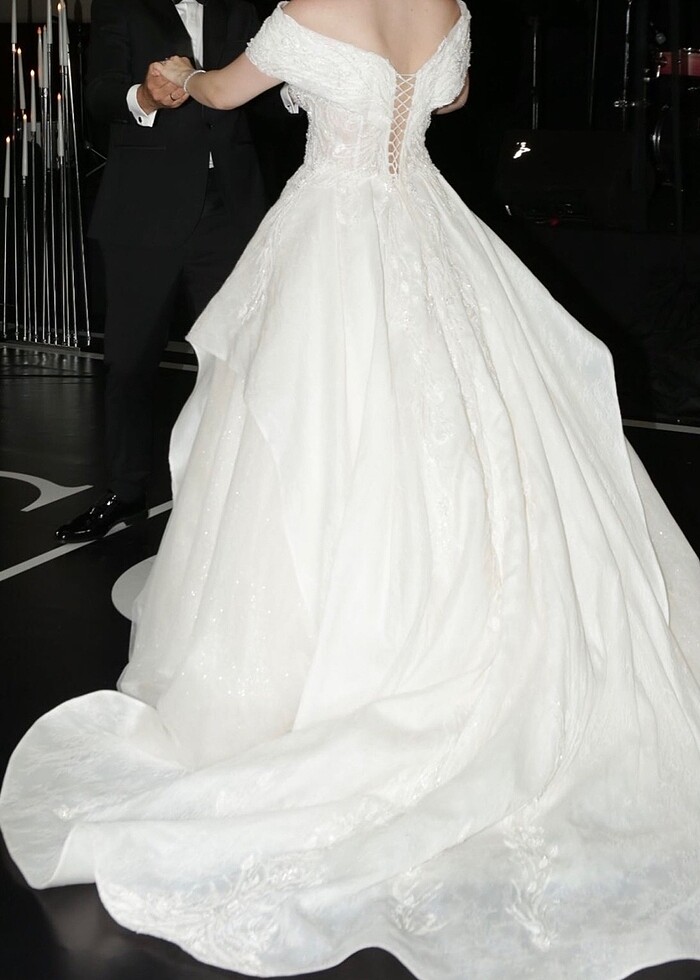 Dantelle ve boncuk işlemeli gelinlik - Görsel 5