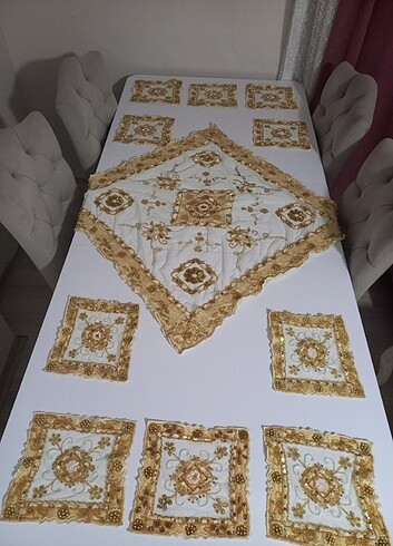 Diğer BONCUK IŞLEMELI MASA ÖRTÜSÜ