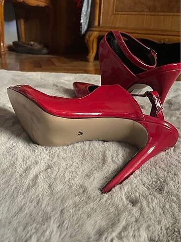 40 Beden kırmızı rugan topuklu ayakkabı