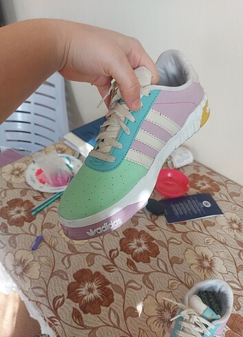 Adidas renkli ayakkabi